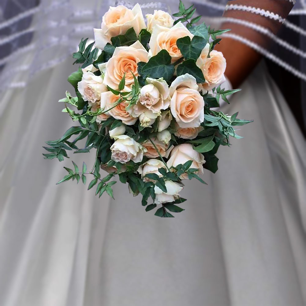 Bridal bouquet for weddings in Rome with pink roses with ornamental greens